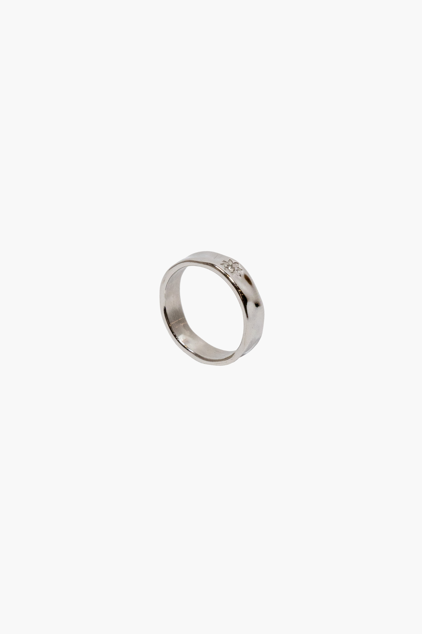 HAMMERED STAR RING 6MM